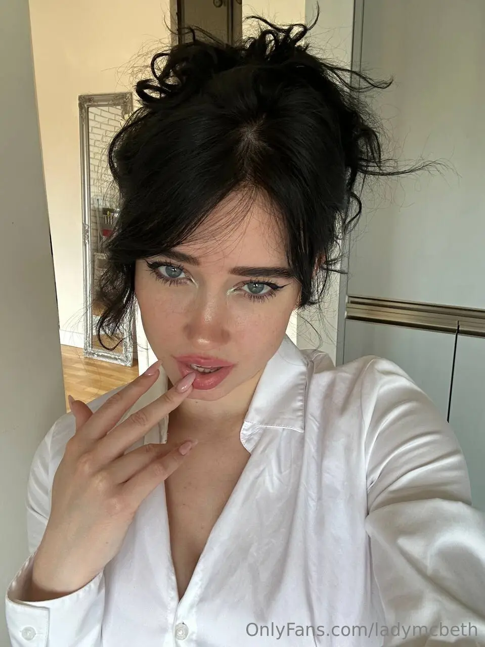 LadyMcbeth Elizabeth's Sultry Lingerie Selfies
