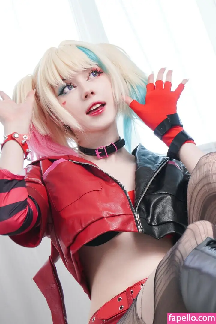 Tontsacura Elf Cosplay in Tight Latex Tease — 8