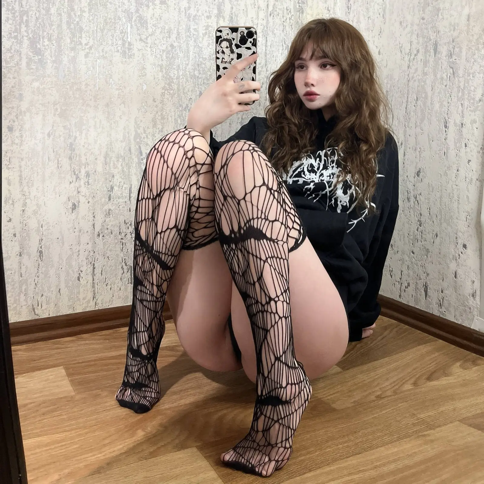 Alskohope Yezhikali Fishnet & Chain Tease Selfies