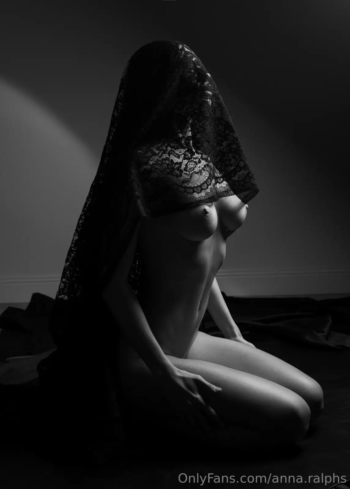 Anna Ralphs Nude: Natural Curves in Steamy Poses — 5