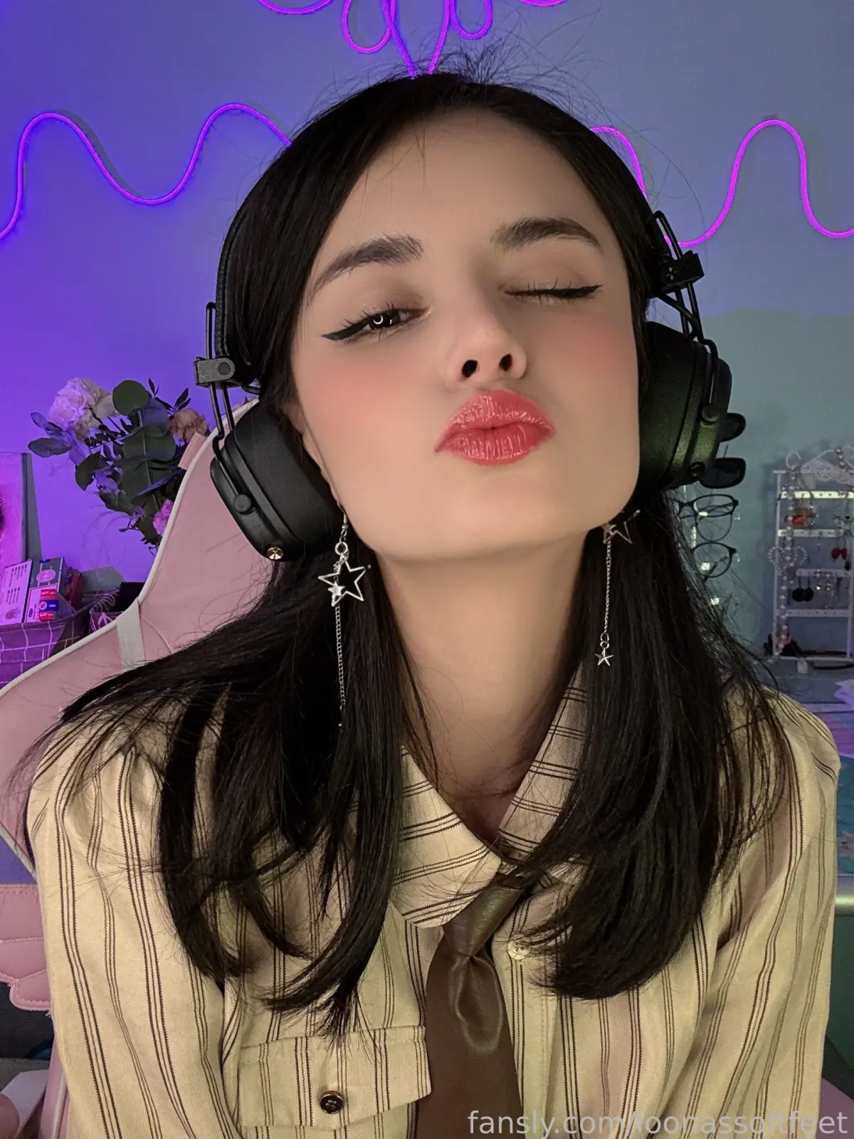 Loonassoftfeet Teases with Soft Soles & Seductive Looks — 2