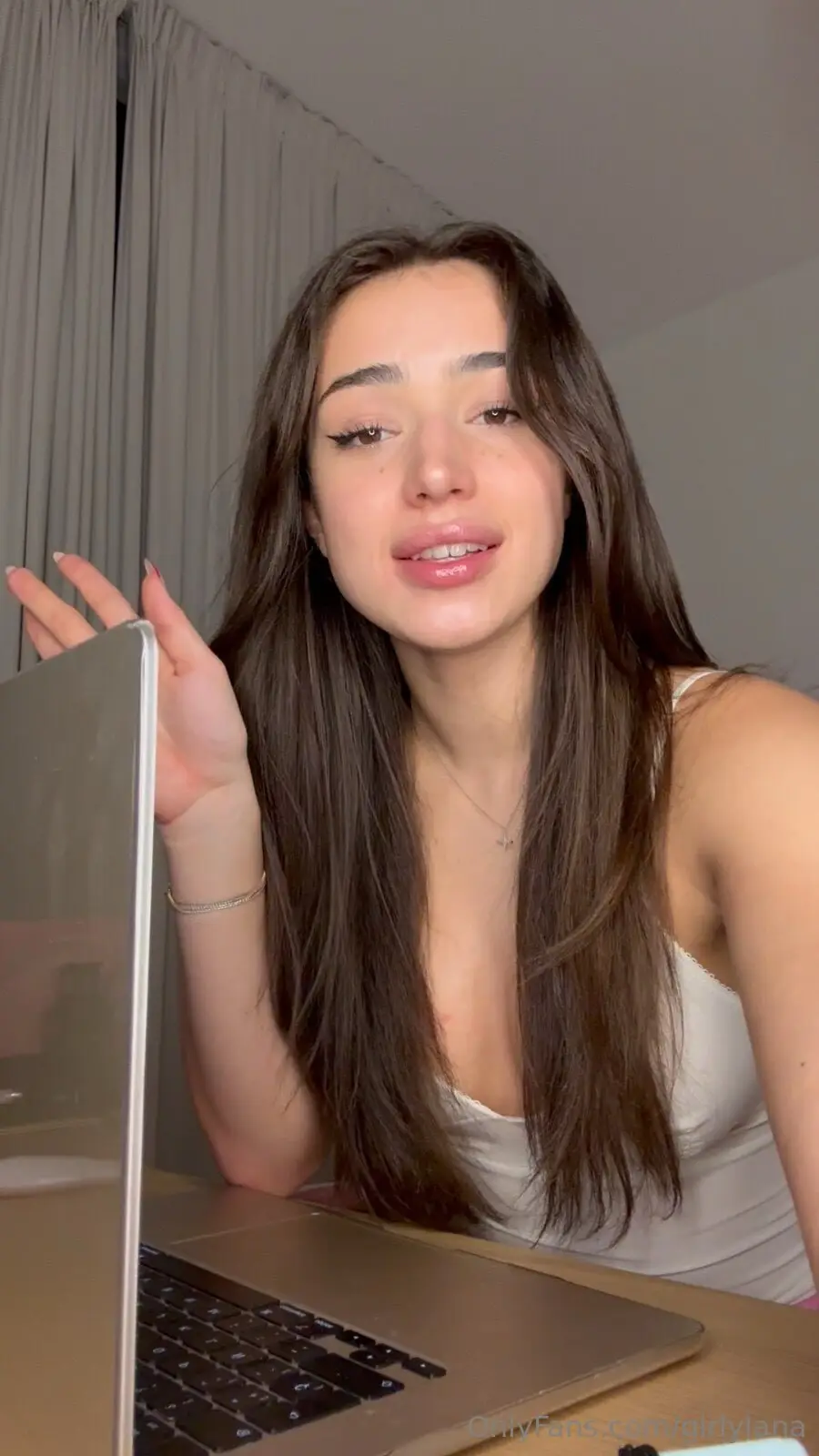 Girlylana Nude Selfies & Bedroom Tease