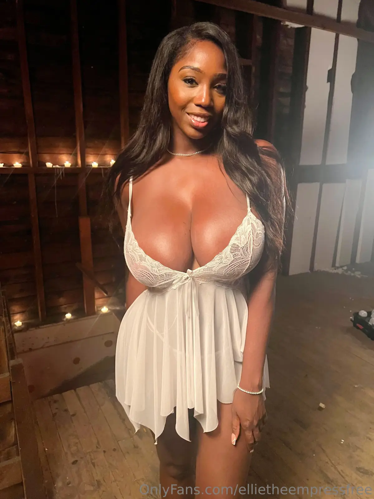 Ellie The Empress Huge Tits & Curvy Body Tease