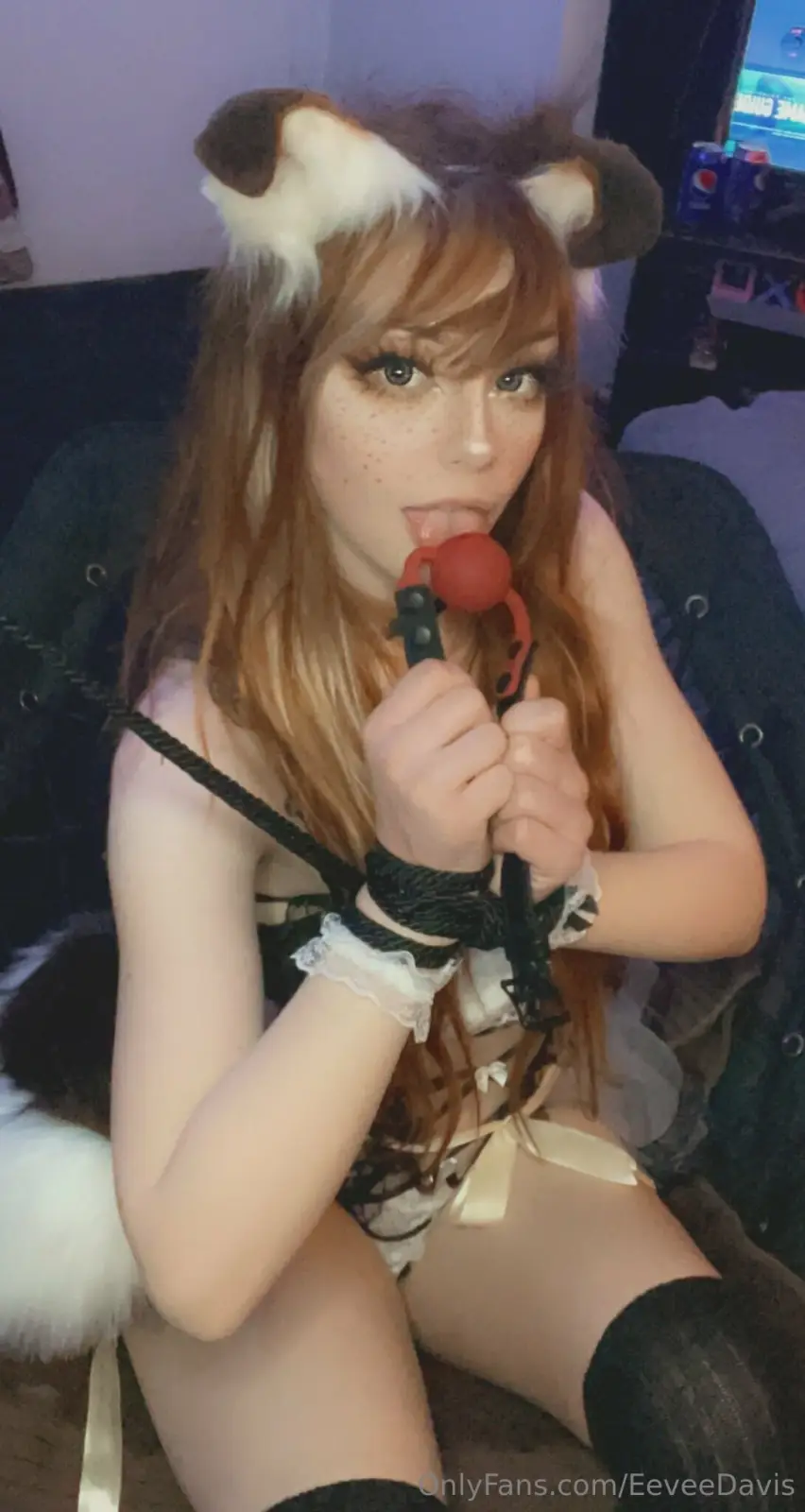 Nicole Eevee Davis Thick Curves in Teasing Poses — 9